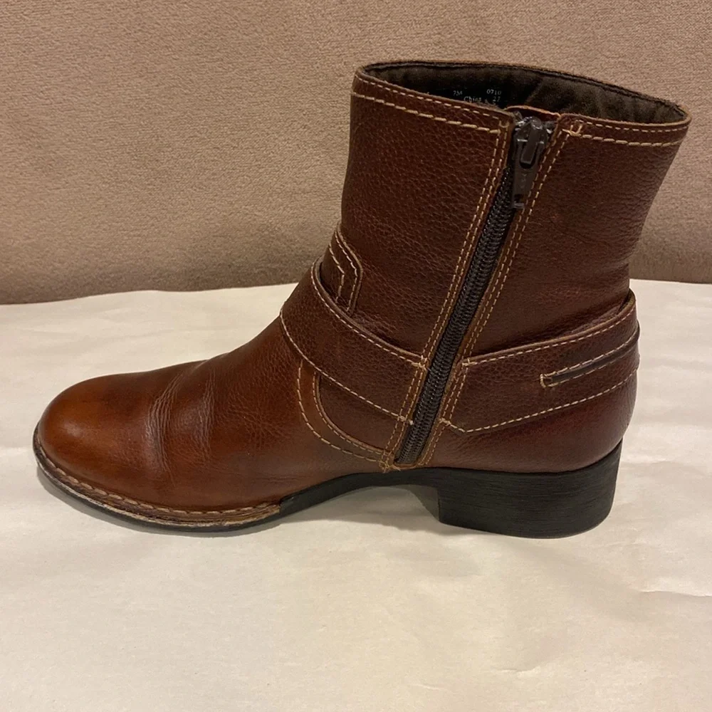 Clarks ankle Boots size 7 dark brown leather upper 1.5 inch heel zipper side - Picture 3 of 6